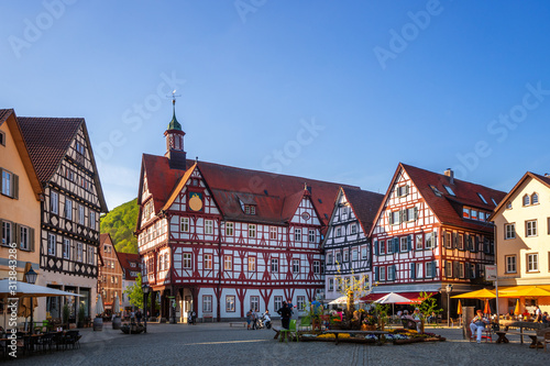 Marktplatz und Rathaus, Bad Urach, Deutschland 