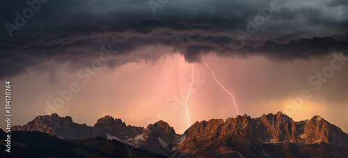 Wilder Kaiser Panorama mit Gewitter und Blitz