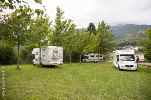 Camper parcheggiati all'interno di un campeggio