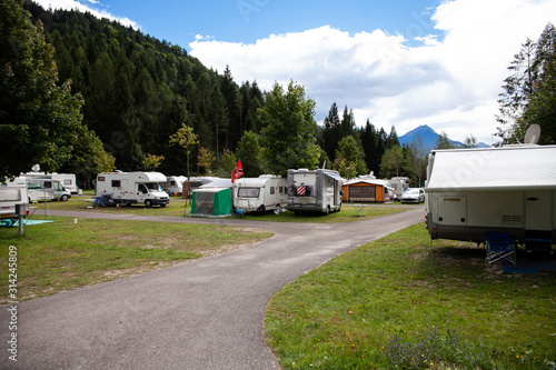 Camper parcheggiati all'interno di un campeggio