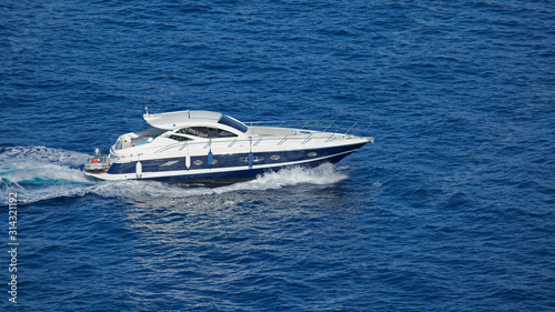 Bateau hors-bord blanc filant sur la mer Méditerranée, Corse