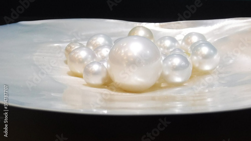 The world's largest fine-quality round pearl