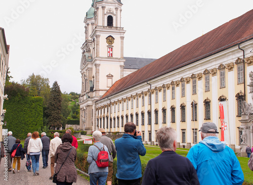 Chorherren - Pilger besichtigen das Stift St. Florian