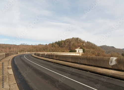 Barrage de Bort-les-orgues. Route sur le barrage