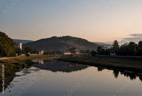 Blick über den Fluss Latorica in Mukachevo in der Ukraine