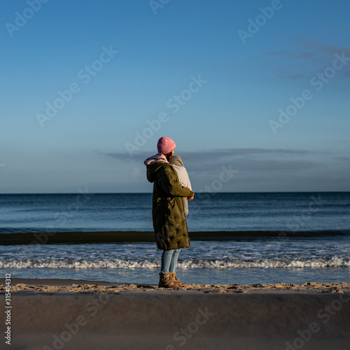 Nosidło dla dziecka - spacer po plaży