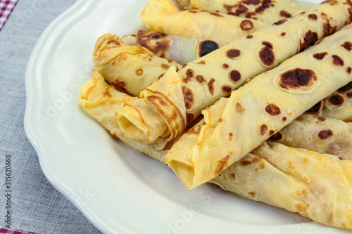 crêpes roulées dans une assiette