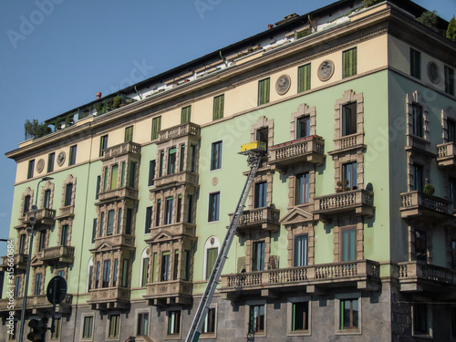 Relocation from a tall building using a ladder with a platform floor