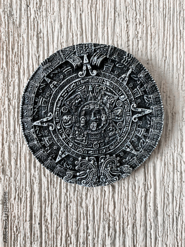 Medallón con calendario azteca sobre una pared