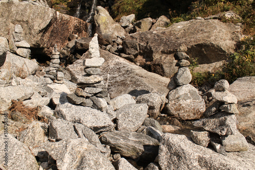 Steinmänner aus Granit am Wasserfall (selbstgebaut)