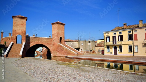 paesaggio del complesso architettonico Trepponti del 1638, il ponte più famoso e il monumento più rappresentativo della città di Comacchio in provincia di Ferrara, Italia