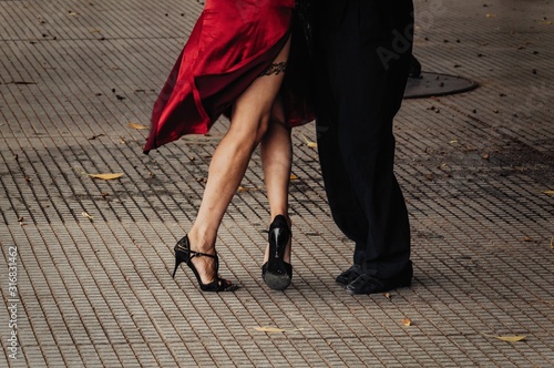 Pareja bailando tango en Buenos Aires