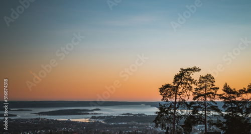 Widok na stolicę Norwegii w Oslo tuż po zachodzie słońca w kierunku Oslofjordu