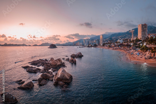 Atardecer en la playa de Acapulco Mexico