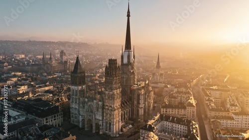 Cathédrale notre dame de rouen vue au drone, lever de soleil