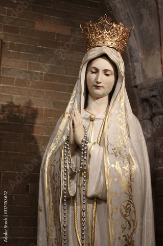 Madonna di marmo con la corona dorata - cristianesimo