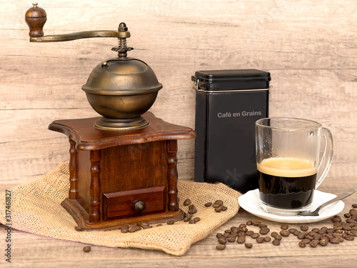 tasse café express avec moulin à café vintage