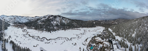 Vue aérienne panoramique de la station de ski Alpine Meadows, à Squaw Valley, lac Tahoe, Etats-Unis