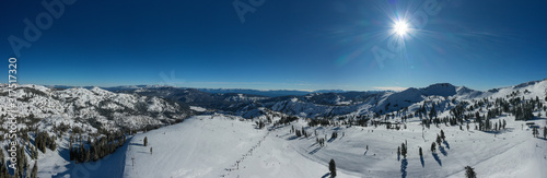 Vue aérienne panoramique de la station de ski Alpine Meadows, à Squaw Valley, lac Tahoe, Etats-Unis