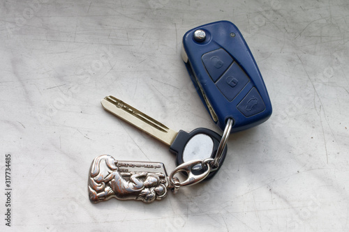 Stare kluczyki samochodowe ze Świętym Krzysztofem