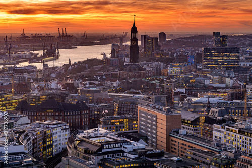 Die Stadt Hamburg mit Michel und der Elbe bei Sonnenuntergang in der Abenddämmerung von oben