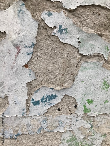 Stara ściana z odpadającą farbę i pęknięciamu muru