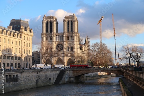 Cathédrale Notre-Dame de Paris après l'incendie du 15 avril 2019 : montage de la grue pour le démontage de l’échafaudage incendié (France)