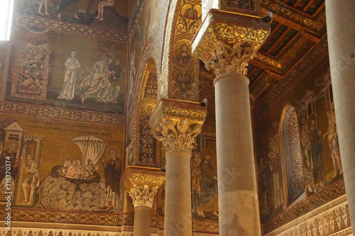 Inlaid mosaics and carvings on columns