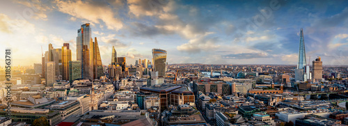 Sonnenuntergang hinter den modernen Wolkenkratzern der Skyline von London, Großbritannien