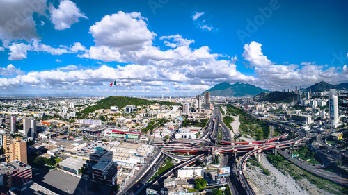 Cerro de la Silla Ciudad Monterrey Panoramica Bandera Mexico Cielo Azul Nubes Río Obispado Paisaje