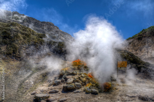 solfatara di Pozzuoli - soffione di zolfo (Napoli)