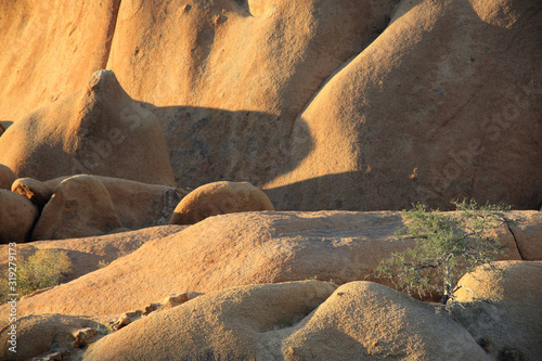 naturalne formacje skalne spitzkoppe w namibii