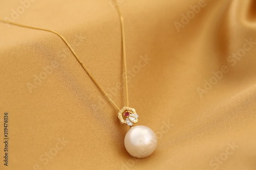 Platinum pearl pendant inlaid with diamonds and gold