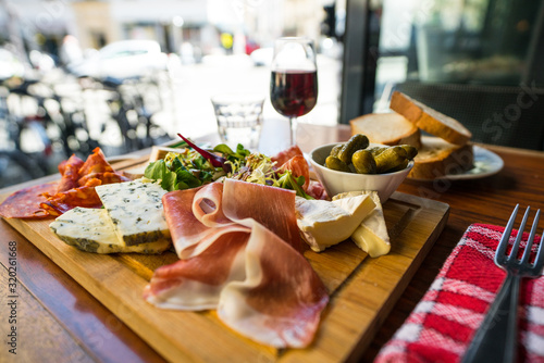 planche mixte jambon fromage parisien terrasse 