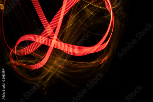 Czerowona i złota spirala malowana na czarnym tle