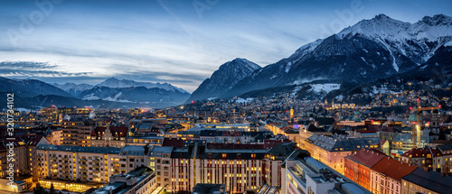 Panorama der Skyline von Innsbruck, Alpen, Österreich, im Winter am Abend mit schneebedeckten Bergen im Hintergrund