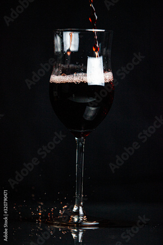 Nalewanie wina do kieliszka