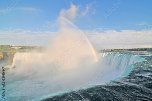 Niagara – wodospad na rzece Niagara, na granicy Kanady, prowincja Ontario i USA, stan Nowy Jork. 