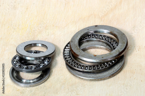 Arrangement with two semiopen thrust bearings, one with balls and one with rolls.