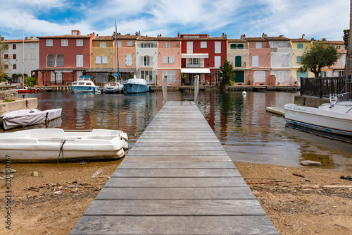 Port grimaud cité lacustre venise provençal français dans le var avec des bateau a quai des maison mer méditéranée ponton au bord de l'eau