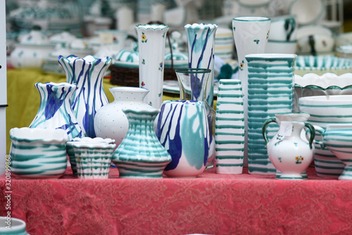 Keramik-Flohmarkt in Gmunden (Salzkammergut, Oberösterreich, Österreich) - Ceramic flea market in Gmunden (Salzkammergut, Upper Austria, Austria)