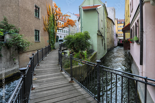 Bummel durch die Altstadt von Augsburg mit Brücke über einen der vielen Kanäle in der Schwabenstadt