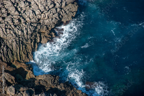 Drohnenperspektive oder Vogelperspektive schroffe Felsküste bei Cap de Formentor, Mallorca