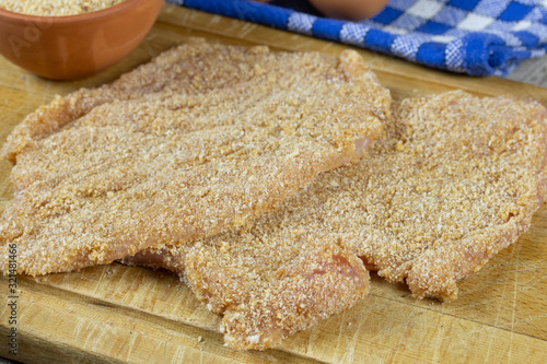 escalope de volaille panées sur une planche à découper