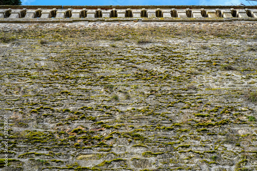 mur de pierre et balustrade