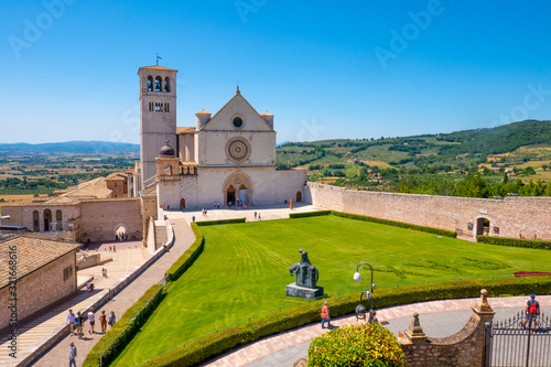 La Basilica di San Francesco ad Assisi, Umbria, Italia, in una soleggiata giornata estiva