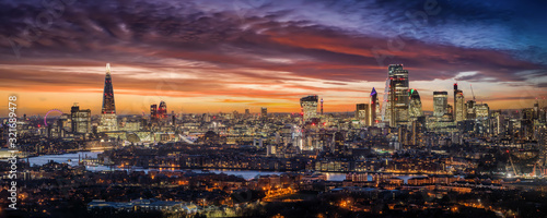Weites Panorama der beleuchteten Skyline von London am Abend mit den Wolkenkratzern der City und zahlreichen Touristen Attraktionen, Großbritannien