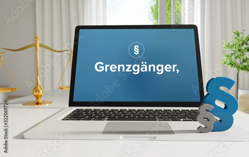 Grenzgänger, – Recht, Gesetz, Internet. Laptop im Büro mit Begriff auf dem Monitor. Paragraf und Waage