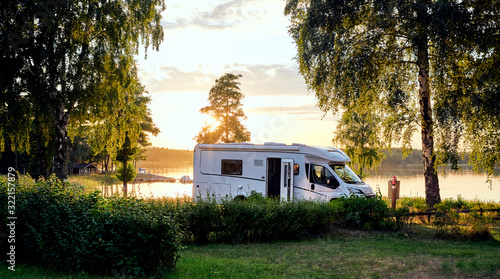 Wohnwagen Sonnenuntergang am See in Schweden Urlaub