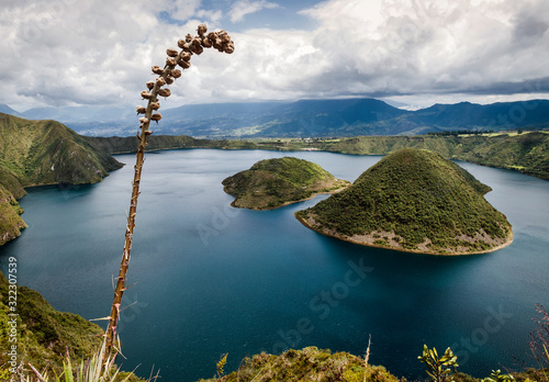 Vista del lago Cuicocha y las islas Yerovi y Teodoro Wolf situado en la cordillera Occidental de los Andes en Ecuador